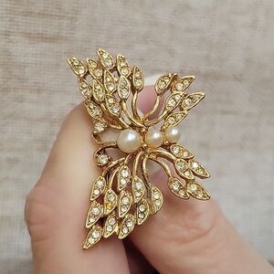 VINTAGE Goldtone Butterfly Brooch with Rhinestones And Pearls
